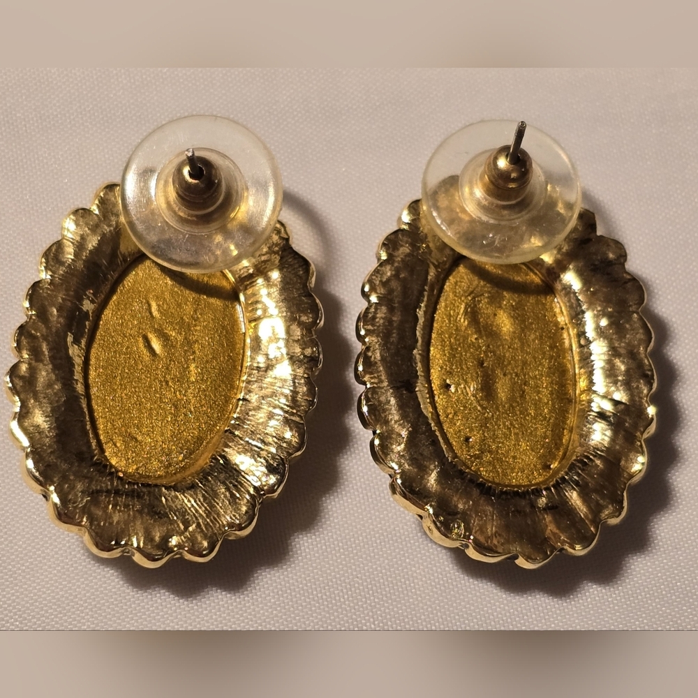 Vintage gold-tone stud earrings with  leopard animal print pattern - Picture 3 of 3